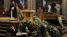 GALÉRIA: Posledná rozlúčka s Jurajom Jakubiskom. Na rakve ležal jeden z jeho symbolov