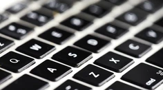 Používate často notebook a počítač? Poradíme vám, ako si vyčistíte klávesnicu bez jej poškodenia