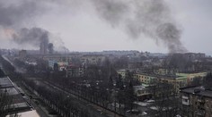 Nad zdevastovaným Mariupoľom opäť padajú bomby. Ľudia sa márne snažia spojiť so svojimi blízkymi