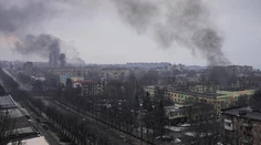Nad zdevastovaným Mariupoľom opäť padajú bomby. Ľudia sa márne snažia spojiť so svojimi blízkymi