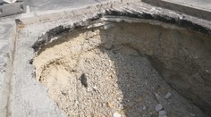 Na Záhorí vznikol uprostred cesty takmer dva metre hlboký kráter. Vozovka sa tam neprepadla prvýkrát