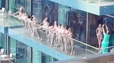 Modelky pózovali nahé na balkóne mrakodrapu v Dubaji. Kráskam hrozí aj väzenie