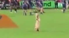 VIDEO: Rugbyový zápas prerušil naháč. Toho spacifikoval bleskurýchly Superman