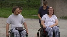 Matka dostala mozgovú príhodu, on ostal na vozíčku. Stal sa však otcom roka