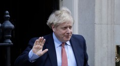 Britský premiér Boris Johnson sa pomaly vracia do práce