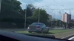 Vodič na BMW sa v Košiciach "hral" na električku