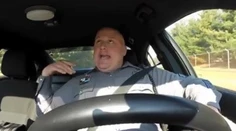 Policajt zabudol na kameru v aute. Takto vystrájal na svetový hit!
