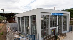 Skáču z vlaku na ostré kamene. V Bratislave vystupujú cestujúci pre krátke nástupište priamo na koľajnice