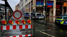 Útočník z Drážďan zomrel. Mal zabiť svoju matku, držal rukojemníkov