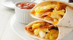 RECEPT NA SOBOTU: Burritos s údenou makrelou a miešanými vajíčkami