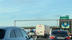 Na D1 za Sencom smerom do Bratislavy sa zrazilo auto s dodávkou, tvoria sa tu kolóny