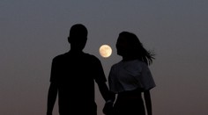 Slovensko zažije unikátne nebeské divadlo. Na oblohe bude žiariť jahodový spln