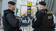 Od soboty platí zákaz zahraničných dovoleniek. Polícia avizuje kontroly aj na letiskách
