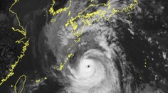 OBRAZOM: Rýchlosť 270 km/h a 500 mm zrážok. Japonsko sa pripravuje na supertajfún Nanmadol