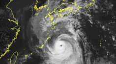OBRAZOM: Rýchlosť 270 km/h a 500 mm zrážok. Japonsko sa pripravuje na supertajfún Nanmadol