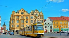 Žene sa privrela ruka v dverách,  električka ju vláčila stovky metrov za sebou