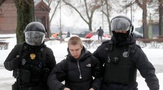 V deň pohrebu Alexeja Navaľného bolo v rôznych mestách Ruska zadržaných viac ako 100 ľudí