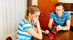 Týchto šesť znakov vám prezradí, že partner smrdí grošom