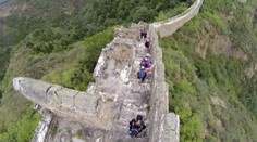 Číňania si rozoberajú svoju pýchu. Z múru vznikajú domy