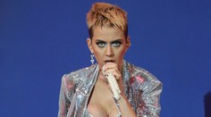 Krátke šaty nebola správna voľba. Katy Perry počas vystúpenia zaspievala aj ukázala