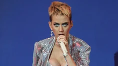 Krátke šaty nebola správna voľba. Katy Perry počas vystúpenia zaspievala aj ukázala