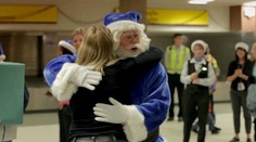 Cestujúci na letisku zažili skutočný vianočný zázrak. Dojal ich k slzám