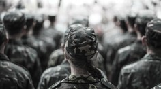 Reakcia na vojnu. Európska krajina plánuje povolávať do služby aj ženy