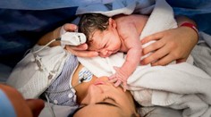 Emotívny moment pár sekúnd po pôrode: Fotografka zachytila puto medzi mamičkou a dcérkou