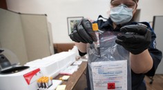 Vedci testujú ďalšie potenciálne účinné látky voči COVID-19. Pokročili aj pri vývoji vakcíny