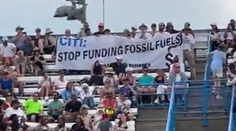 VIDEO: Aktivisti prerušili zápas prestížneho tenisového turnaja. Na kurt nahádzali veľké tenisové lopty