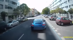 VIDEO: Arogantný vodič na Porsche vybrzďoval hasičov