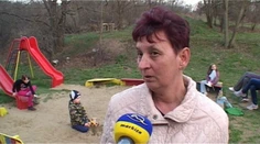 Matky s deťmi strašia diviaky. Aj priamo na ihrisku medzi panelákmi