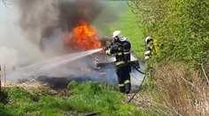 Dve tragédie za pár hodín! Horiace auto na poli a náraz do stromu