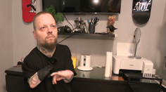 Aj keď sa narodil s nedovyvinutými rukami, stal sa z neho vyhľadávaný tatér