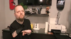 Aj keď sa narodil s nedovyvinutými rukami, stal sa z neho vyhľadávaný tatér