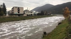 Na Hrone v Banskej Bystrici pláva pena, tu je časozberné video