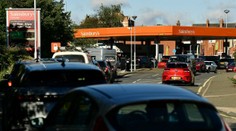 Briti panikária. Pred benzínkami sa tvoria kolóny, dochádza im benzín