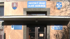 V Zlatých Moravciach si úradníci nadelili štedré odmeny, pritom ľuďom hovoria o šetrení