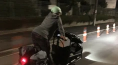 Poslankyňa je hitom internetu. Zverejnila snímku, ako išla rodiť do nemocnice na bicykli