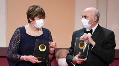 Nobelovu cenu za fyziológiu a medicínu udelili za výskum mRNA vakcín, ktorými sa očkuje proti covidu