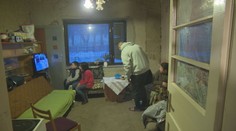 Nielenže je vdovec so štyrmi deťmi, ale musí bojovať ešte aj s úradmi. Jeho dom vraj vydražili neprávom