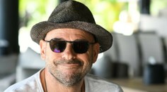 Miliardára a zakladateľa Cirque du Soleil zadržali za pestovanie marihuany na vlastnom ostrove