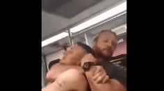 Agresívny mladík vyvádzal v metre. Muž ho spacifikoval jediným chmatom