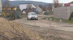 Stupavská ulica pripomína autokrosovú dráhu. Roky ju zodpovední ignorujú