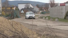 Stupavská ulica pripomína autokrosovú dráhu. Roky ju zodpovední ignorujú