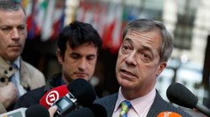 Farageova strana v prieskumoch pred eurovoľbami stále stúpa - má 34 percent