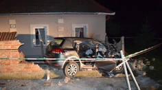 Strašná nehoda! Mladý 21-ročný párik vletel s Golfom do domu