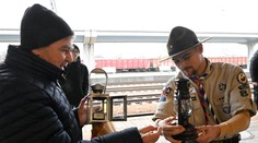 FOTO: Skauti od soboty rána roznášajú Betlehemské svetlo po celom Slovensku