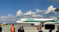 Pápeža na letisku čakali ľudia hodiny