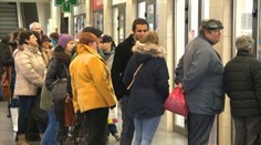 Dôchodcovia si vybavujú seniorpas na poslednú chvíľu. V rade čakajú hodiny